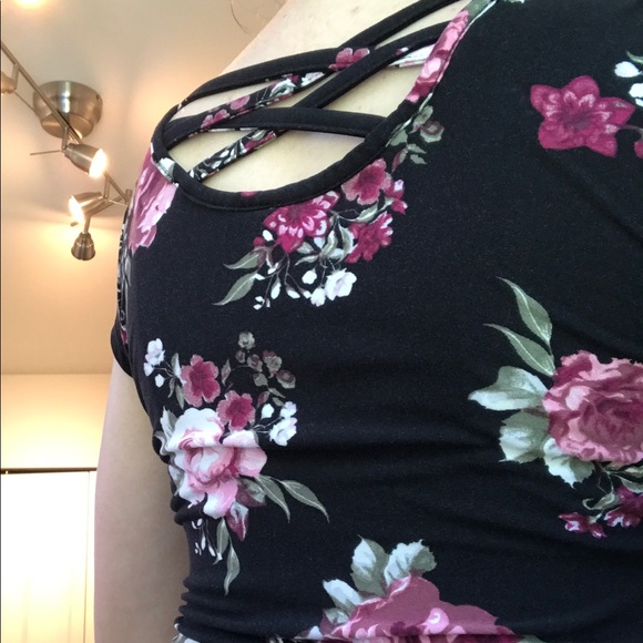 flowered top with crossed back detailing! - Picture 3 of 3